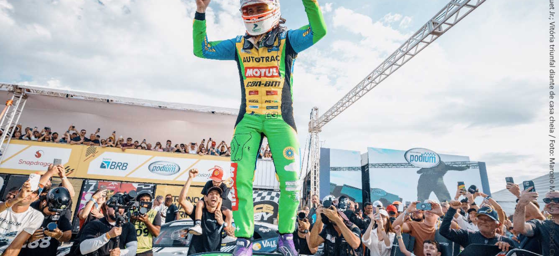 Nelson Piquet Jr. vence GP BRB e recebe troféu das mãos do pai em Brasília